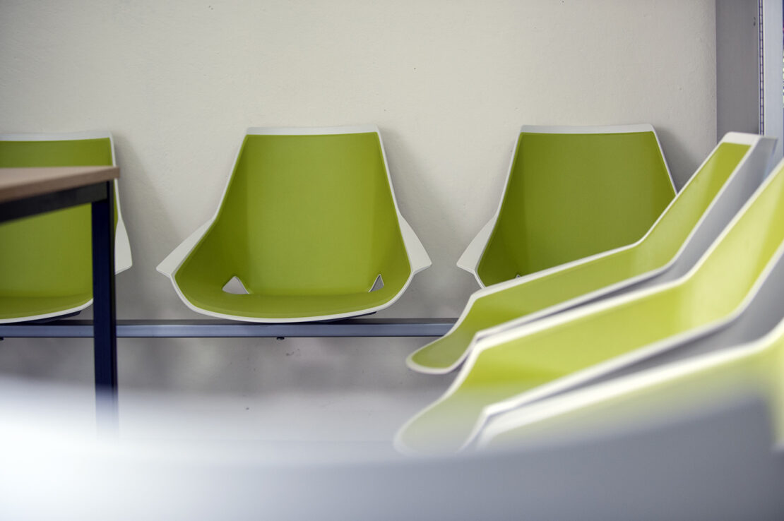 Warteraum mit grünen Sitzen