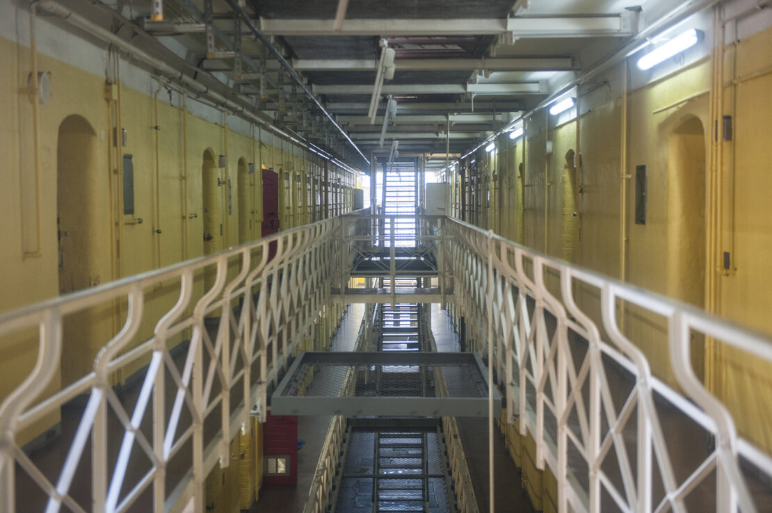 ein langer Zellenflur im Gefängnis