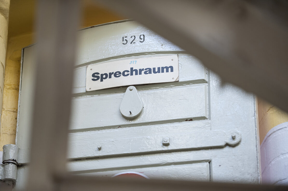 Zellentür mit der Aufschrift "Sprechraum"