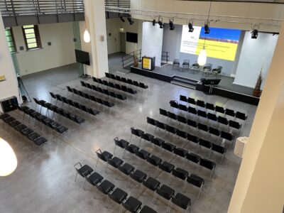 leere Stuhlreihen im Plenum